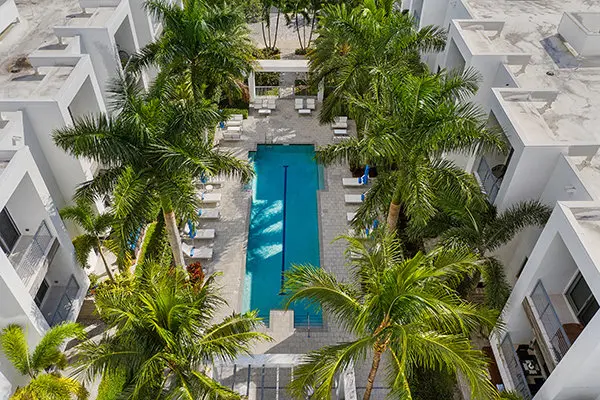 Moderne Boca Pool